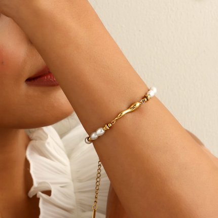 Pulseira Tahlia - Ouro 18K + Perolas de Agua Doce - Inspiração Vintage - Aço Inoxidável