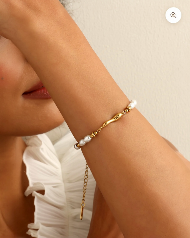 Pulseira Tahlia - Ouro 18K + Perolas de Agua Doce - Inspiração Vintage - Aço Inoxidável