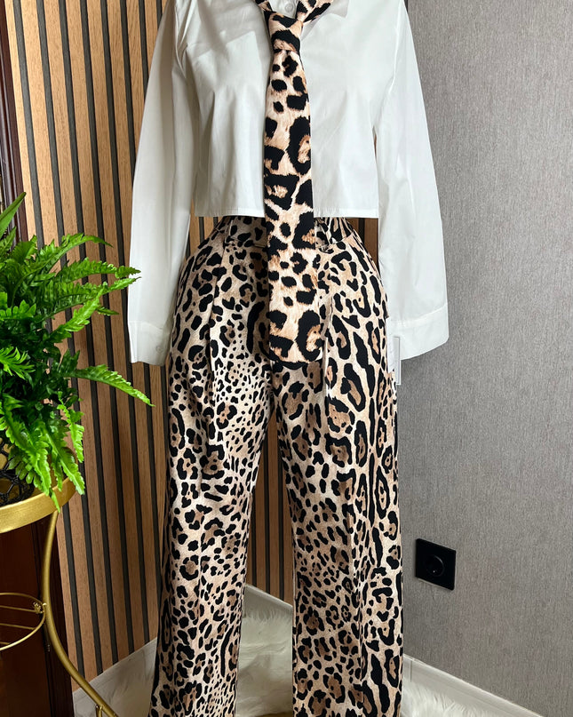 Conjunto Camisa Branca e Calça Leopardo