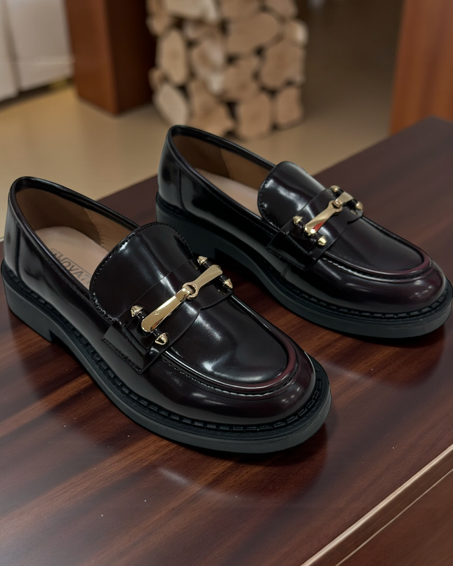 Mocassim Inovia - Aplicação Dourada Solado 3cm - Preto e Bordô - Dorothy Gaynor