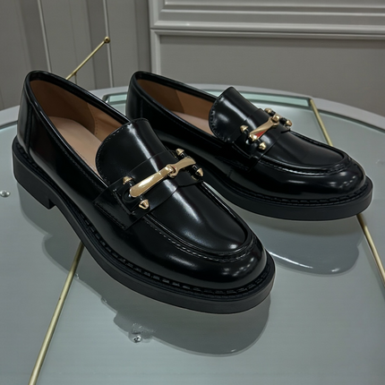 Mocassim Inovia - Aplicação Dourada Solado 3cm - Preto e Bordô - Dorothy Gaynor