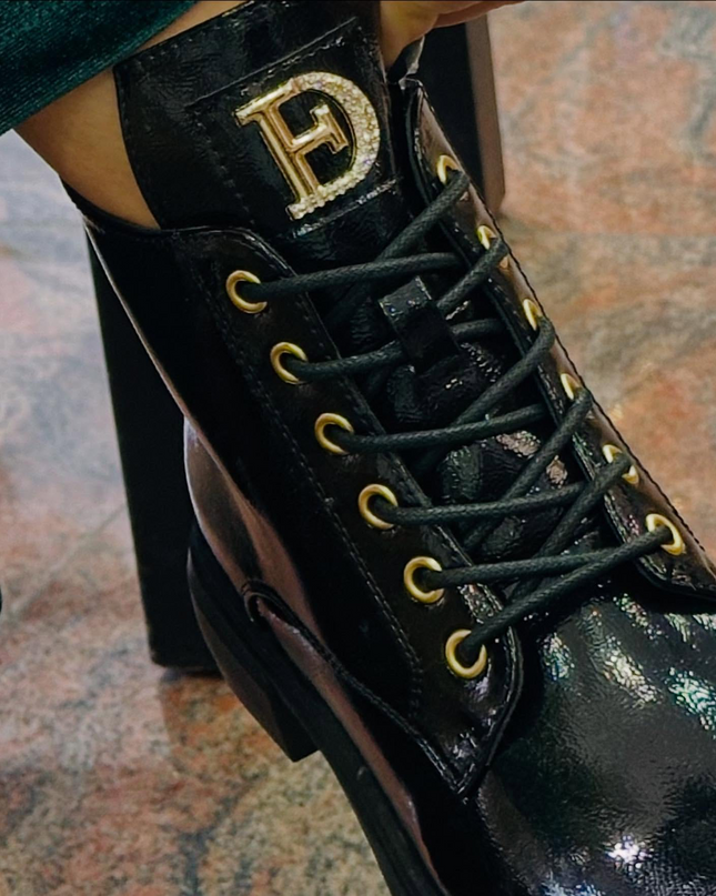 Bota militar de verniz com aplicação -Preto