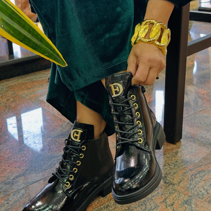 Bota militar de verniz com aplicação -Preto