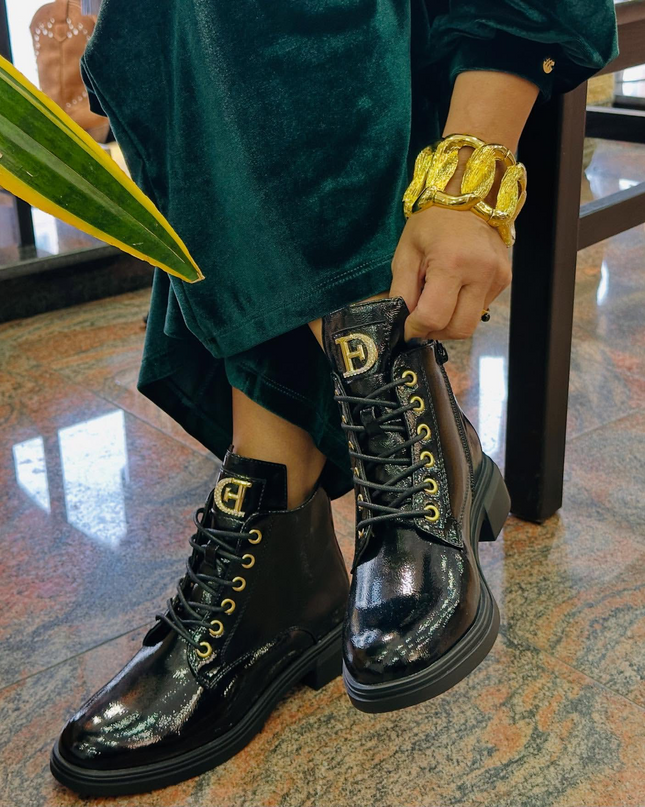 Bota militar de verniz com aplicação -Preto